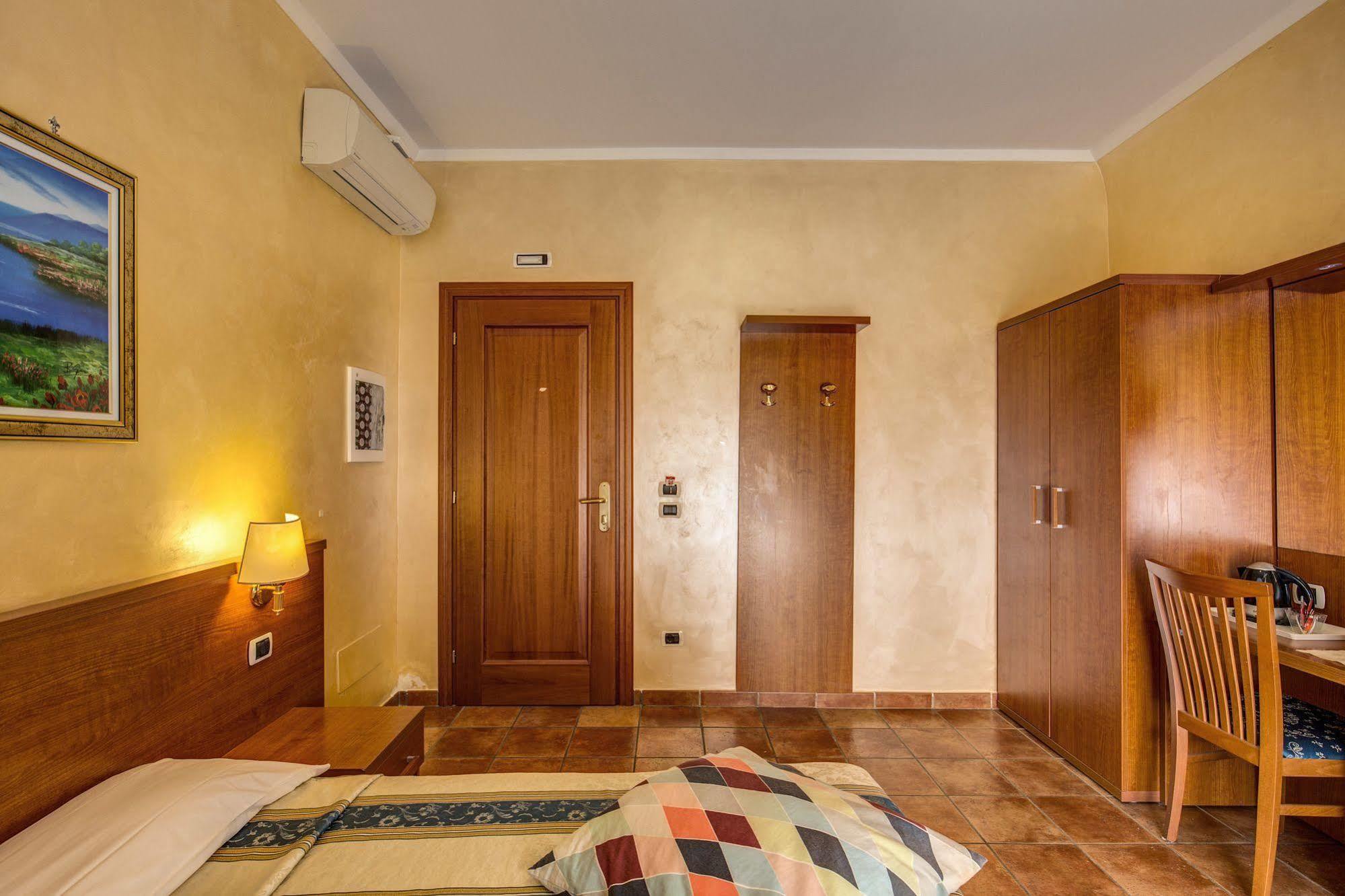 Hotel Maryelen Rome Bagian luar foto