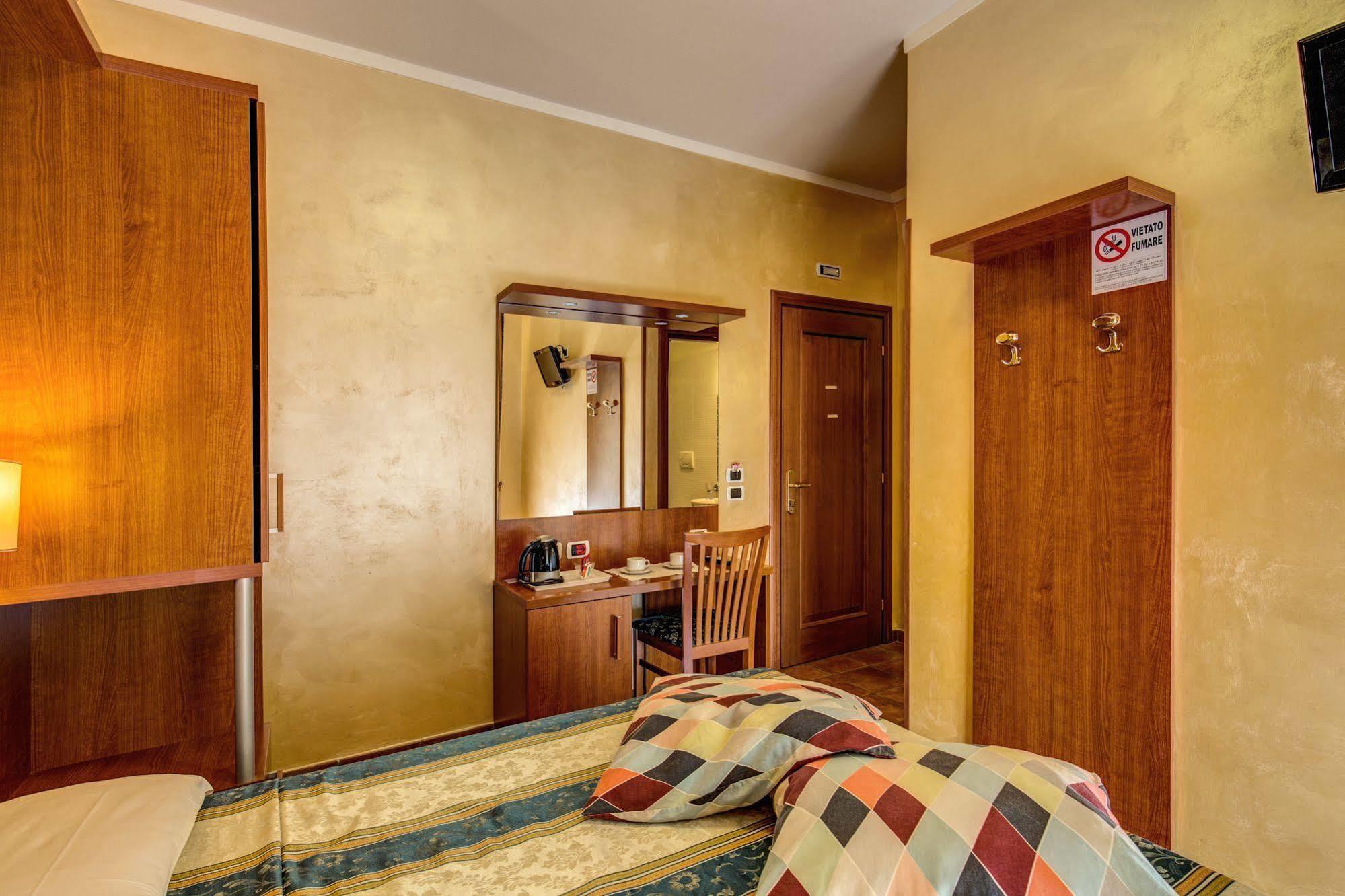 Hotel Maryelen Rome Bagian luar foto