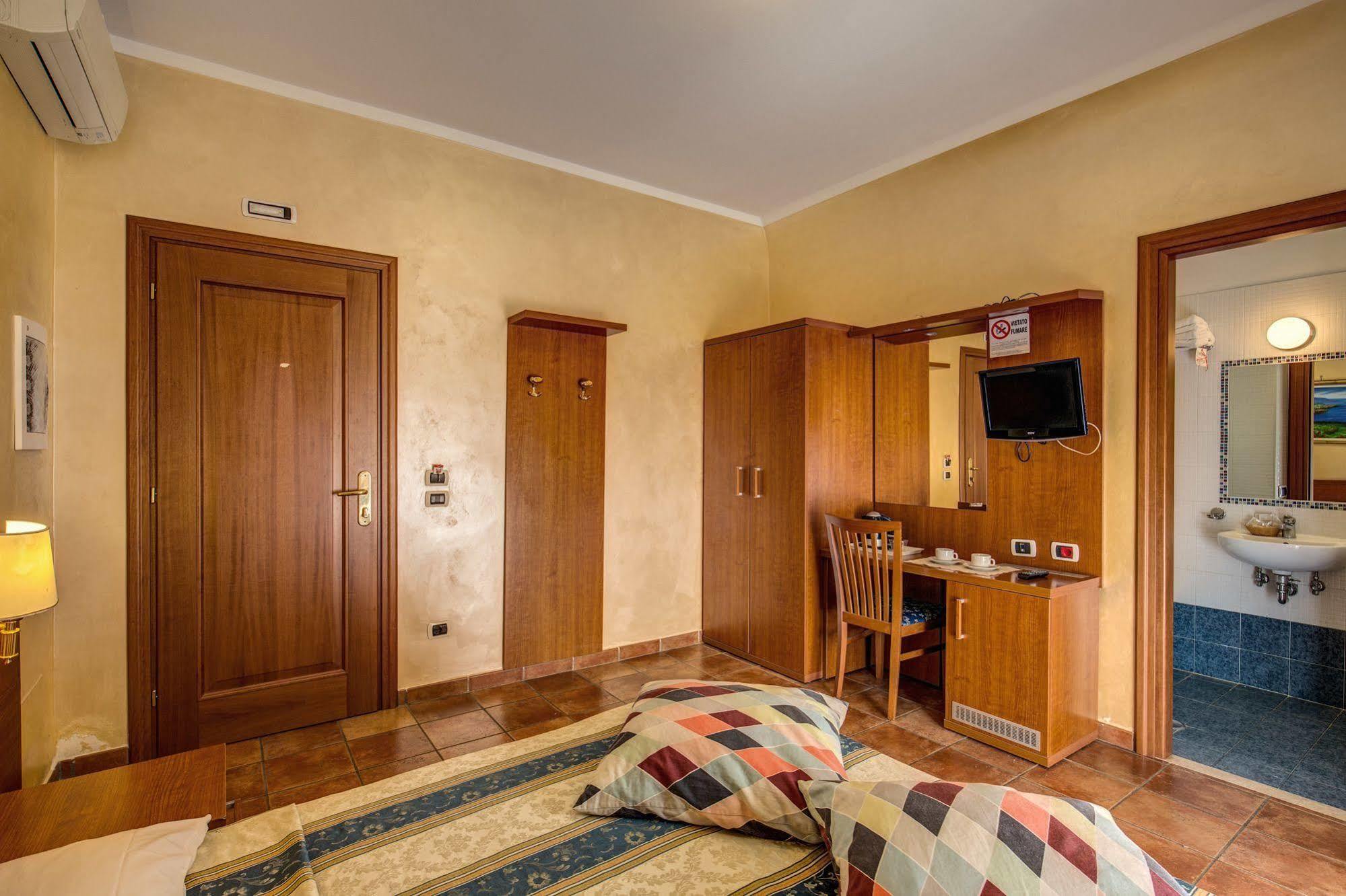 Hotel Maryelen Rome Bagian luar foto