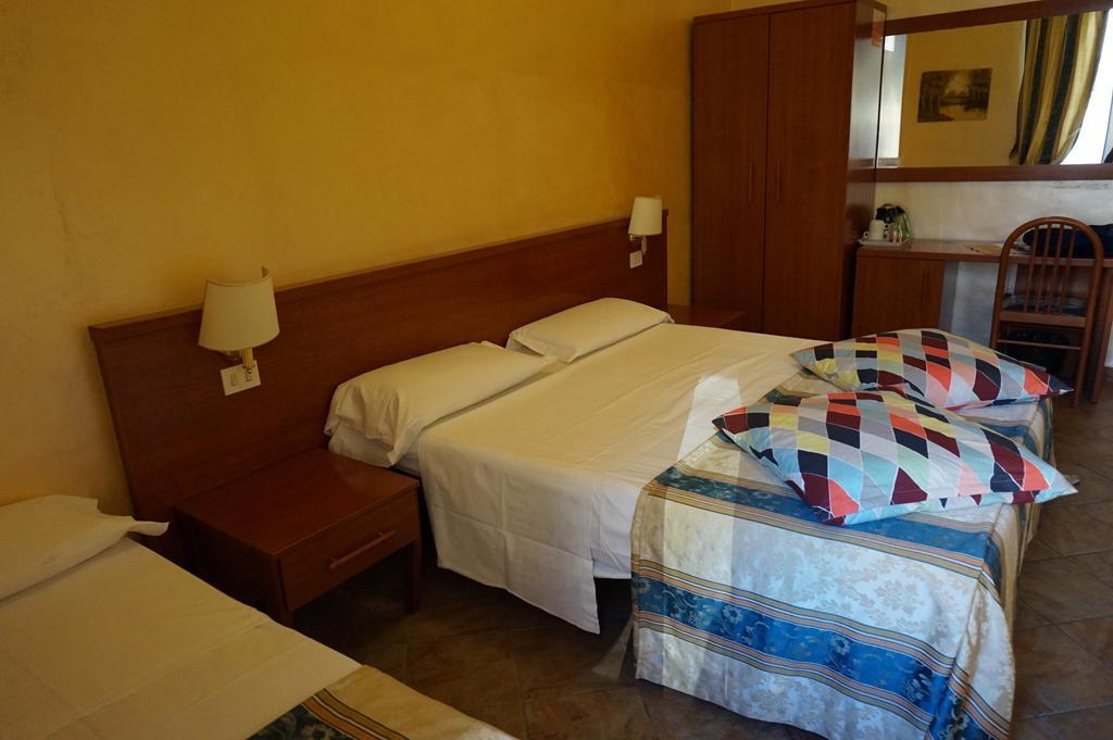 Hotel Maryelen Rome Bagian luar foto