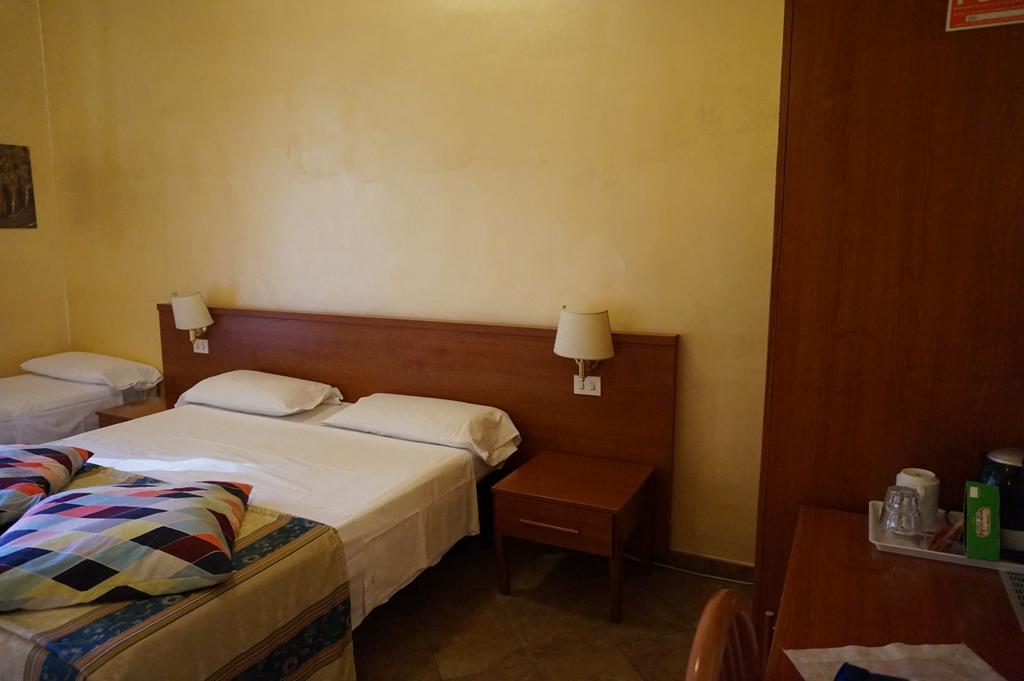 Hotel Maryelen Rome Bagian luar foto